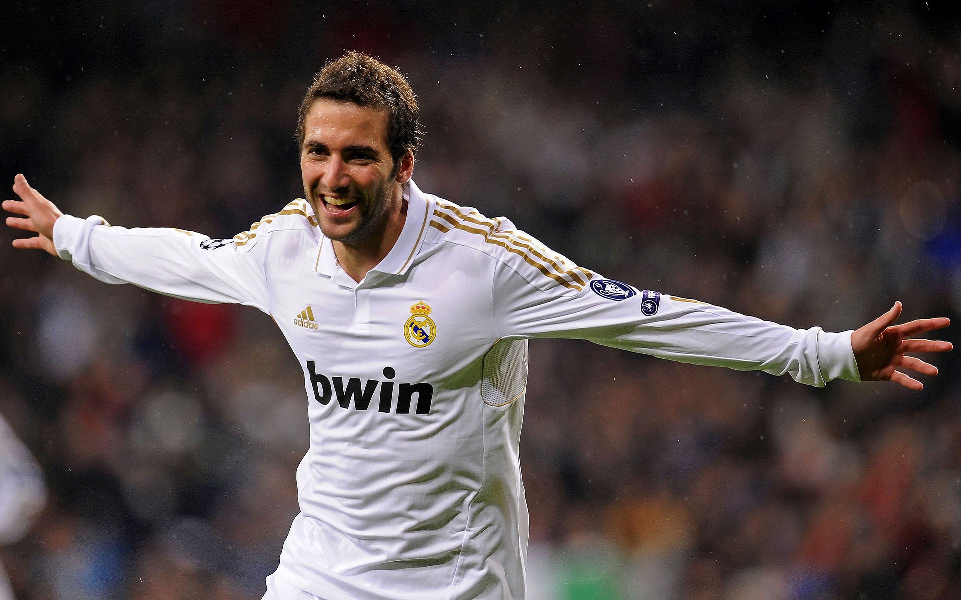 爱游戏资讯-利物浦在欧冠淘汰赛中稳步前行，目标冠军